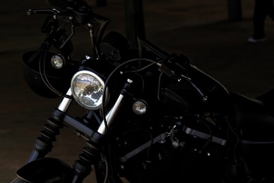 黑色摩托车